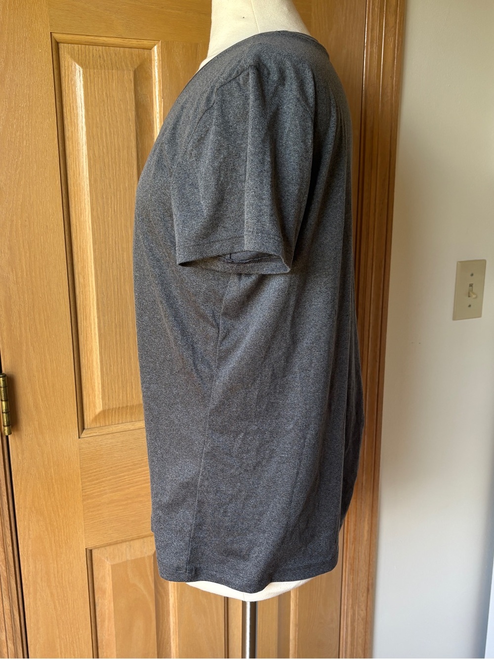 🤍Under Armour Dark Gray V‑Neck Performance Tee🤍 woman’s size XL - Picture 2 of 5